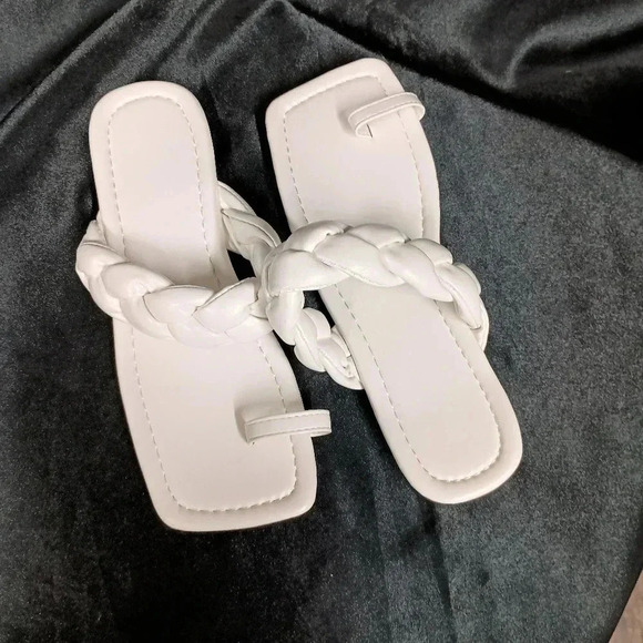 White flat open toe sandal size European 37 - Picture 5 of 8